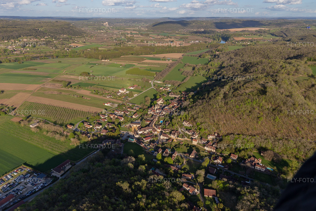 Luftbild: Ortsansicht in Allas-les-Mines im Bundesland Dordogne in Frankreich. – Foto: IMG_113526.jpg vom 16.04.2019 durch Werner Riehm/FLY-FOTO.de – Auflösung des Originals: 5472 x 3648 px