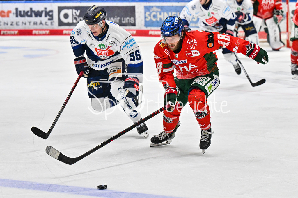 Augsburger Panther - Iserlohn Roosters | im Duell Johannes HUSS (Iserlohn Roosters 55) und Anthony LOUIS (Augsburger Panther #18) / Zweikampf / Penny DEL: Augsburger Panther - Iserlohn Roosters; Curt Frenzel Stadion am 21.09.2025