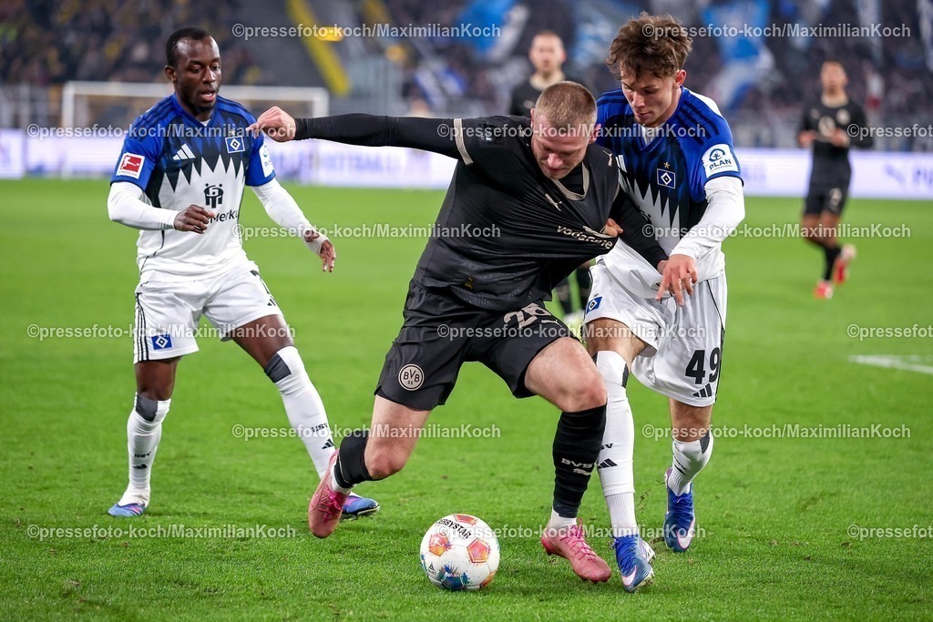 BVB21032601101 | 21.03.2026, Fußball, Borussia Dortmund - Hamburger SV, 1. Fußball Bundesliga, 27. Spieltag, Signal Iduna Park, Saison 2025 2026: Julian Ryerson&nbsp;(BVB #26) im Zweikampf gegen Jean-Luc Dompe&nbsp; (HSV #07) und  Otto Stange&nbsp; (HSV #49)  DFB regulations prohibit any use of photographs as image sequences and or quasi-video.