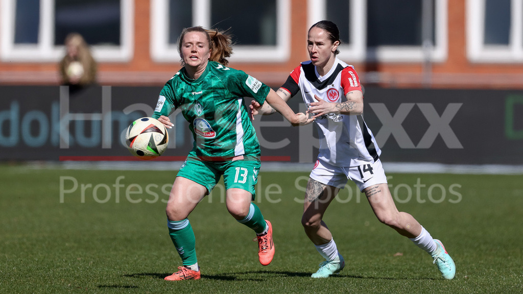 Fussball, Google Pixel Frauen-Bundesliga, SV Werder Bremen - Eintracht Frankfurt | v.li.: Ricarda Walkling (SV Werder Bremen, 13) und Geraldine Reuteler (Eintracht Frankfurt, 14) im Zweikampf, Duell, Dynamik, Aktion, Action, Spielszene, DIE DFB-RICHTLINIEN UNTERSAGEN JEGLICHE NUTZUNG VON FOTOS ALS SEQUENZBILDER UND/ODER VIDEOÄHNLICHE FOTOSTRECKEN. DFB REGULATIONS PROHIBIT ANY USE OF PHOTOGRAPHS AS IMAGE SEQUENCES AND/OR QUASI-VIDEO.