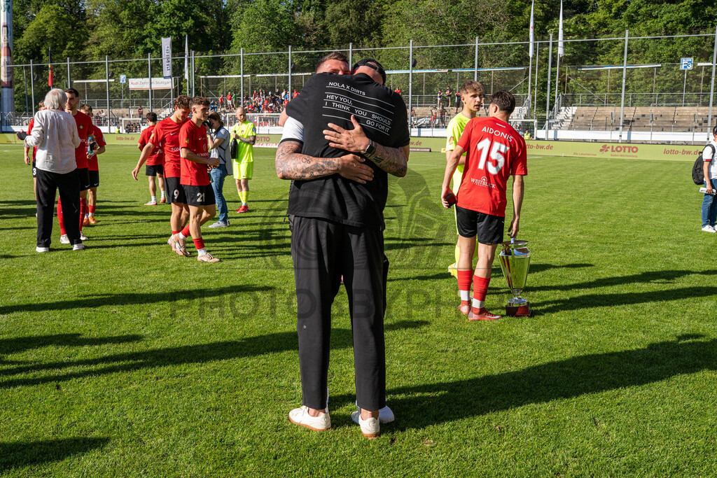 Stuttgarter Kickers vs. SG Sonnenhof Großaspach, Fussball, WFV-Pokal, Finale, 23.05.2026 | Pascal Reinhardt (Trainer SG Sonnenhof Großaspach) liegt Benedikt Roecker in den Armen,Stuttgarter Kickers vs. SG Sonnenhof Großaspach, Fussball, WFV-Pokal, Finale, 23.05.2026