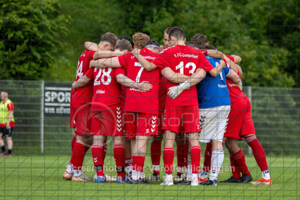 20250616_182932_0167 | #,  TV Eybach (weiß) vs. 1.FC Donzdorf II (rot), Fussball, Entscheidungsspiel 3 in Kreisliga A3 - Bezirk Neckar/Fils, Saison 2024/2025, Rasensportplatz, Staufenecker Str. 41, 73084 Salach, 16.06.2025 - 18:30 Uhr,Foto: PhotoPeet-Sportfotografie/Peter Harich