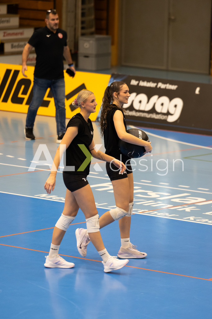 Volleyball I Frauen I Saison 2025-2026 I CEV Volleyball Challenge Cup 2026 | Women I 16th Finals I VC Kanti Schaffhausen - TJ Ostrava I 03.12.2025 | TJ Ostrava - 15 Tereza Bidláková (CZ) – Mittelblock - 44 Simona Hublová (CZ) – Diagonalangriff - Realisiert mit Pictrs.com