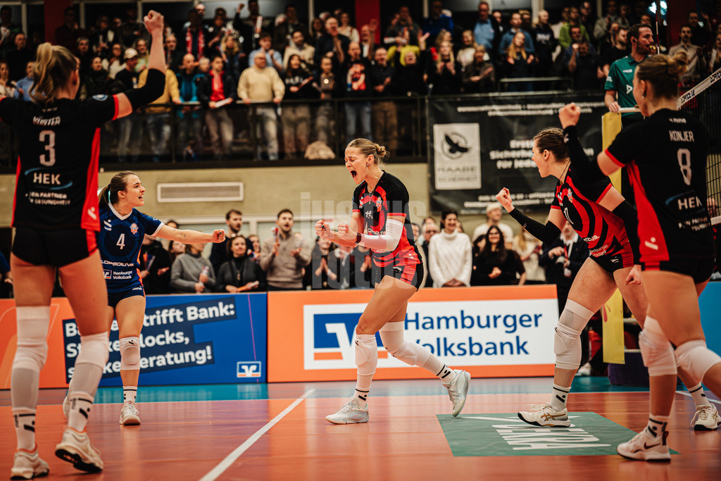 Volleyball | Frauen | Saison 2025/2026 | Volleyball Bundesliga | ETV Hamburger Volksbank Volleys vs. USC Münster | 22.01.2026 | Jubel beim ETV v.l. Lina Köster (#3, ETV Hamburger Volksbank Volleys), Sarah Stiriz (#4, ETV Hamburger Volksbank Volleys), Svea Frobel (#11, ETV Hamburger Volksbank Volleys), Louisa Krams (#17, ETV Hamburger Volksbank Volleys) und Zoe Konjer (#8, ETV Hamburger Volksbank Volleys)