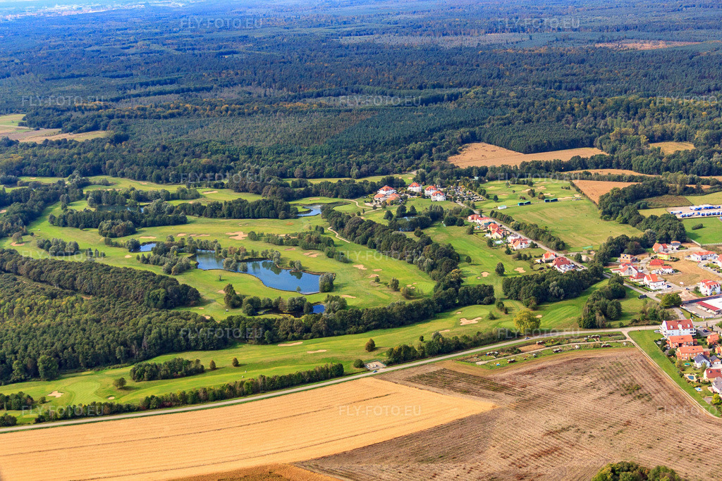 Vue aérienne: Greens et étangs du club de golf de Baden-Baden Soufflenheim à Soufflenheim dans le département Bas Rhin, France – .Photo: IMG_53482.jpg prise le 30/09/2012 par Werner Riehm/FLY-FOTO.eu – Résolution de l'original: 4453 x 2969 px