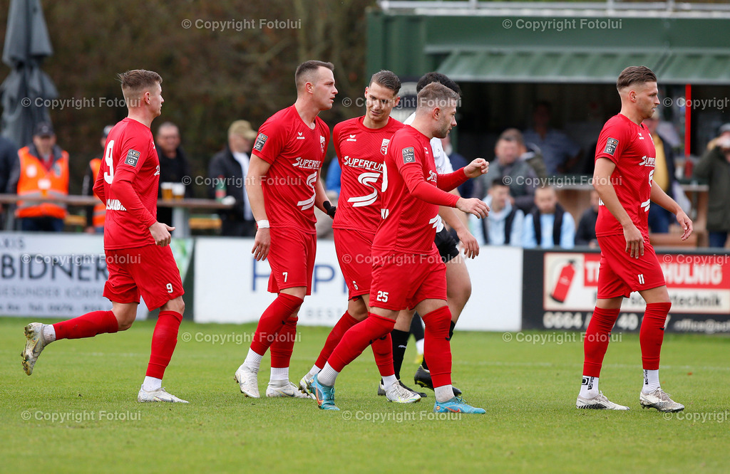 A_LUI_221022_07 | SPORT,FUSSBALL,LT1 OOE LIGA ASKOE OEDT-ATSV STADL-PAURA 22.10-2022 IM BILD: DIE SPIELER  OEDT JUBELN UEBER DIE FUEHRUNG FOTO:FOTOLUI