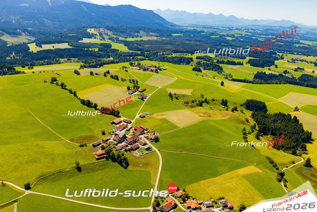 Schrägluftbild  Schwaig  Wildsteig - Das Luftbild wurde 2025 vom UL-Flugzeug heraus erstellt ( keine Drohne ) - Hochauflösende Luftaufnahme -Nicht vergleichbar mit Google Maps oder Satelittenbilder- Die Geschenkidee !Mit Lizenz und Bildrechte bestellbar