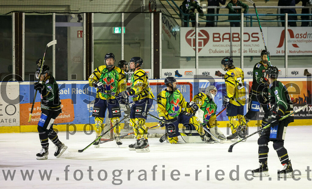 2022-12-16_067_TSV_Erding_gegen_EC_Pfaffenhofen | Erding, Deutschland, 16.12.2022:
Eishockey, Bayernliga 2022 / 2023, 21. Spieltag, TSV Erding gegen EC Pfaffenhofen, Endergebnis: 14:1

Mark Waldhausen (Erding Gladiators, #27), Jeremy Eisenhofer (EC Pfaffenhofen, #20), Quirin Oexler (EC Pfaffenhofen, #4), Torwart Hannes Kiefer (EC Pfaffenhofen, #30), Luis Pfab (EC Pfaffenhofen, #3)

Foto: Christian Riedel / fotografie-riedel.net
