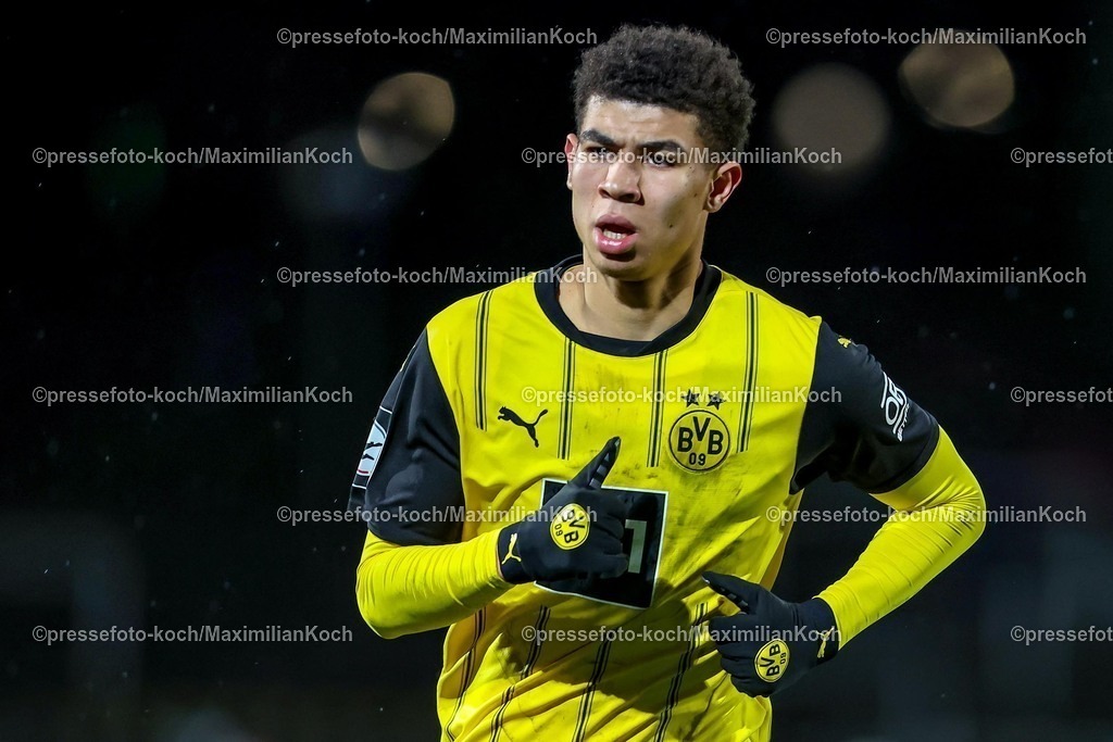 BVBII26012502150 | 26.01.2025, Fußball, 3.Liga, Borussia Dortmund II - Arminia Bielefeld, Stadion Rote Erde, Saison 2024 2025: Jordi Paulina (BVBII #23)DFB regulations prohibit any use of photographs as image sequences and or quasi-video.