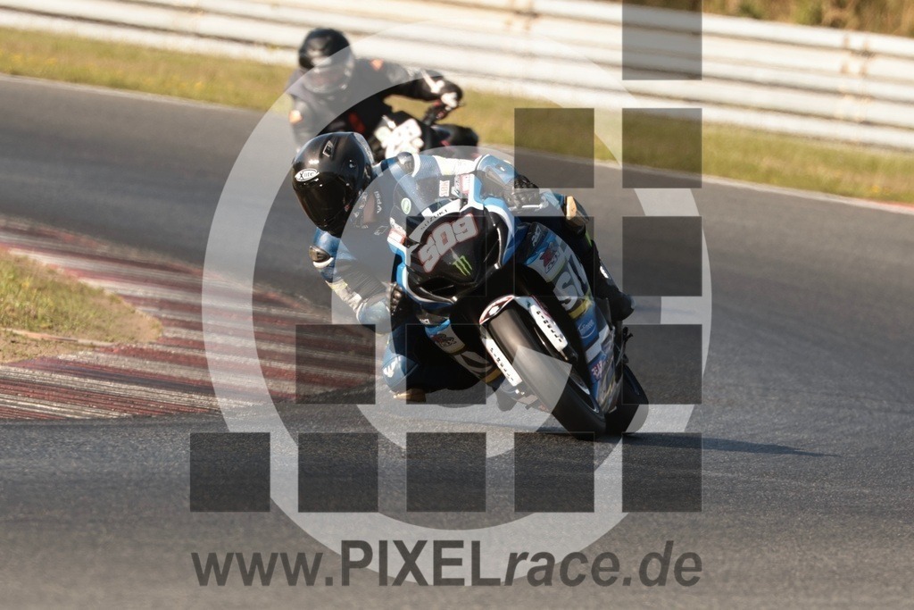 0509-20250812_12019 | Schöne Erinnerungen an spannende Momente - das festzuhalten ist unser Job. PIXELrace.de ist seit 2003 auf den Rennstrecken Europas unterwegs um die Action draußen beim Fahren und die wunderbare Stimmung imm Fahrerlager für euch einzufangen.