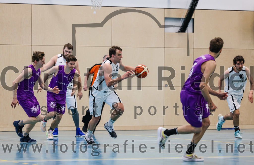 2022-05-01_048_TSV_Vaterstetten_gegen_DJK_Traunstein | Vaterstetten, Deutschland, 01.05.2022:
Basketball, Aufstiegsrunde zur Bayernliga 2021 / 2022, 5. Spieltag, TSV Vaterstetten gegen DJK Traunstein, Endergebnis: 87:79

Andreas Euler (DJK Traunstein, #1), Konstantin Huber (TSV Vaterstetten, #13)

Foto: Christian Riedel / fotografie-riedel.net