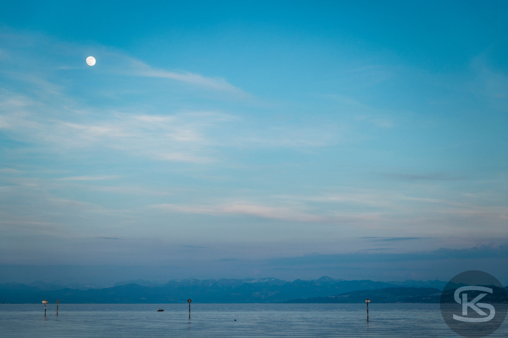 Bodenseebilder Galerie: Atemberaubende Fotos & Stimmungen | Entdecken Sie eine Sammlung stimmungsvoller Fotos vom Bodensee. Hochwertige Bilder von Sonnenauf- und -untergängen, Uferlandschaften, Booten und der Natur rund um den größten See Deutschlands. - Realisiert mit Pictrs.com