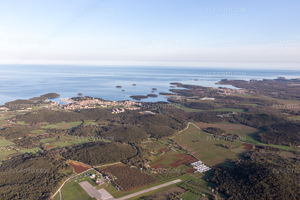 Aerial view: View of the town in Vrsar in the state Gespanschaft Istrien, Croatia. – Photo: IMG_106316.jpg taken on 04/14/2018 by Werner Riehm/FLY-FOTO.com – Resolution of the original: 5472 x 3648 px