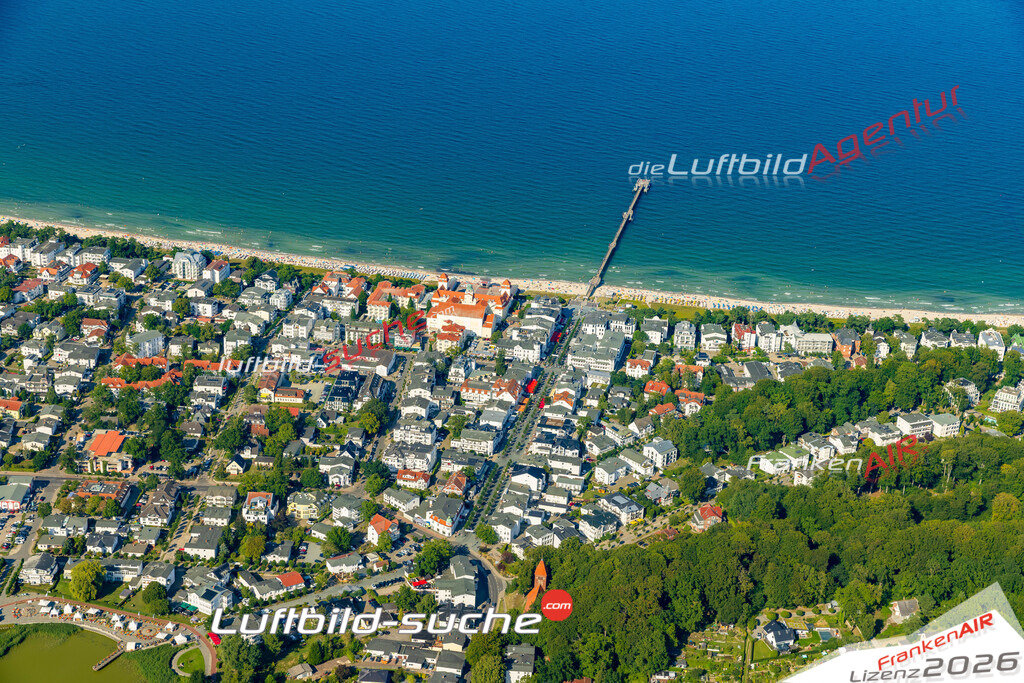 Zentrum Binz Bild- Das Luftbild wurde 2025 vom UL-Flugzeug heraus erstellt ( keine Drohne bzw. Drohnenaufnahme ) - Hochauflösende Luftaufnahme -Nicht vergleichbar mit Google Maps oder Satelittenbilder- Die Geschenkidee !Mit Lizenz und Bildrechte bestellbar - CC