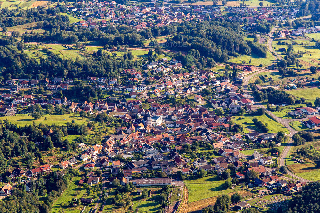 Luftbild: Ortsansicht von Süden im Ortsteil Gossersweiler in Gossersweiler-Stein im Bundesland Rheinland-Pfalz in Deutschland. Foto: IMG_143216.jpg vom 06.08.2024 durch Werner Riehm/FLY-FOTO.de