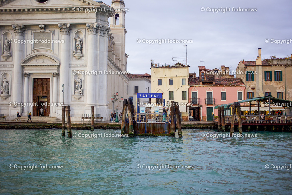 Italien_ Venedig_ 16.02.2024-42 | 16.02.2024, Italien, ITA, Venetien, Venedig, im Bild Venedig, Stadtansichten, Touristen, Reisefeature, venezianisch, Reise, Venedig, Venezia, Venetien, Stadtansicht, Campanile, Canale Grande, Markusplatz, Markuskirche, Touristen, Gondel, Gondolere, Faehre, Motorboot, Wassertaxi, Vaporetto, Adria, Lagune, Pfahlbauten, Bruecke, Rialtobruecke, La Gondola, Dogenpalast, Italien, Hochwasser, Creativ, Kreativ