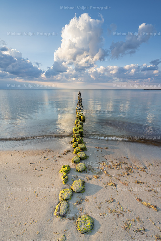 Buhne auf Rügen | Buhne am Strand von Glowe auf Rügen in der Abendsonne.  - Realisiert mit Pictrs.com