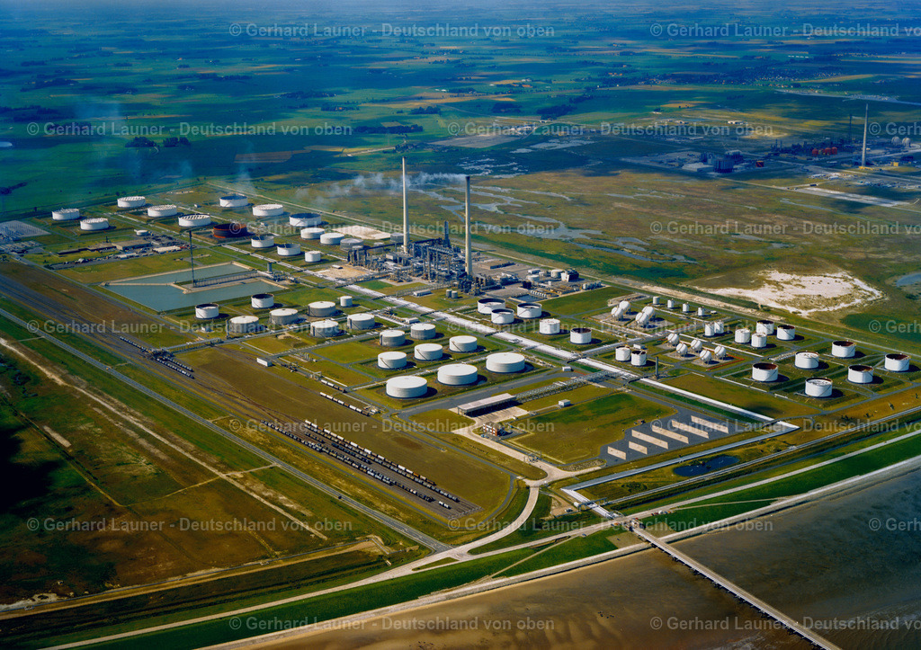 7000961 | Raffinerien am Ölhafen bei Wilhelmshaven