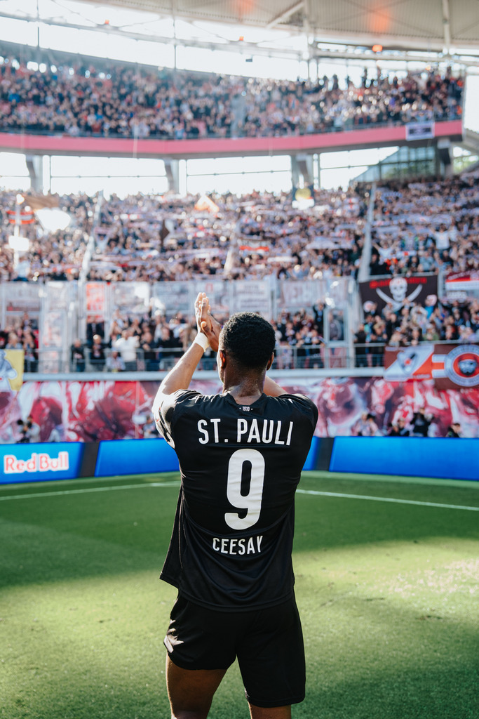 FCS07792 | Der offizielle Shop für FC St. Pauli Fotos. Wähle aus Spielszenen & Fanmomenten dein FCSP Wunschformat. Wir liefern Millerntor-Atmosphäre.