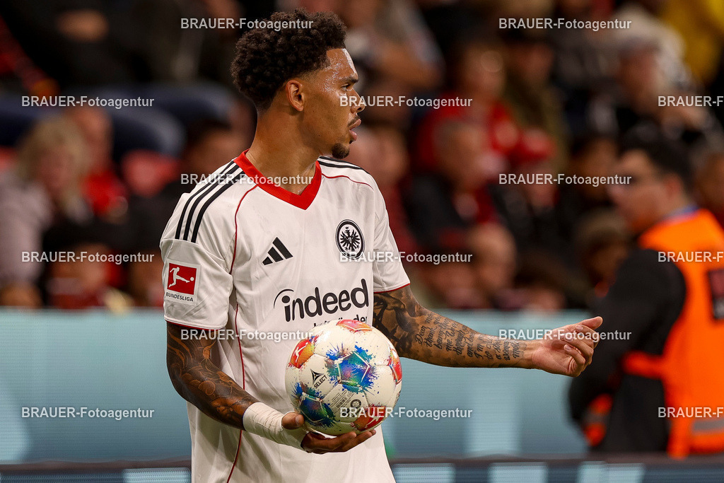 Bayer 04 Leverkusen vs Eintracht Frankfurt - Bundesliga  | Leverkusen, Deutschland, 12.09.25:   Pharrell Nnamdi Collins (Eintracht Frankfurt)  gestikuliert, Gestik waehrend des Spiels der Bundesliga zwischen  Bayer 04 Leverkusen vs Eintracht Frankfurt in der BayArena(Foto von Brauer-Fotoagentur / Adrian Schlueter)