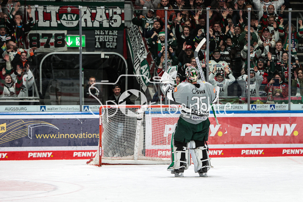 Augsburger Panther - Iserlohn Roosters | Markus KELLER (AEV #35) jubelt mit den Fans nach dem Heimsieg gegen Iserlohn