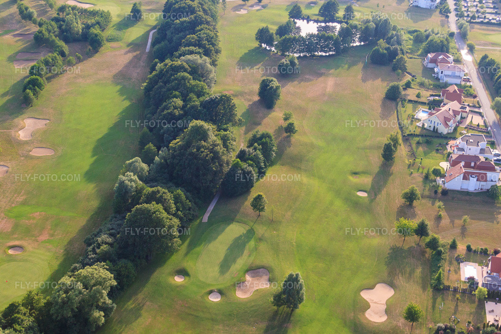 Aerial view: Ponds and greens at the Baden-Baden Golf Club Soufflenheim in Soufflenheim in the state Bas-Rhin, France. – Photo: IMG_30510.jpg taken on 07/09/2010 by Werner Riehm/FLY-FOTO.com – Resolution of the original: 4097 x 2731 px