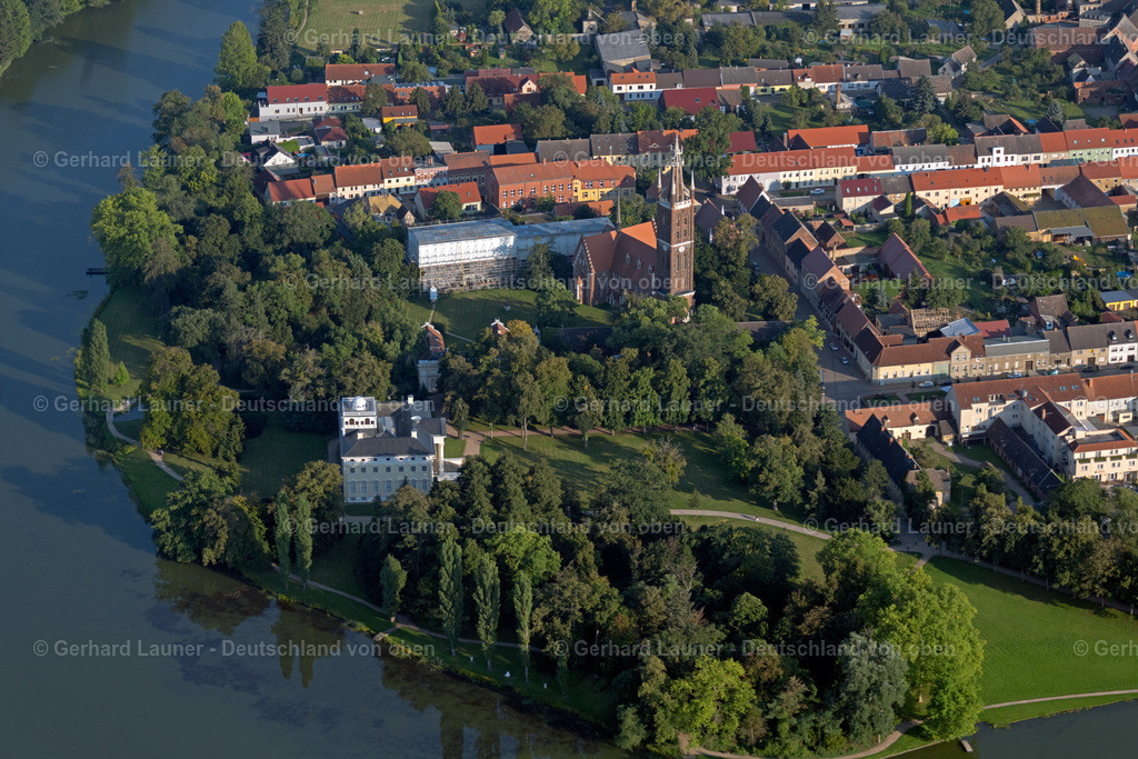 4062482 | WöRLITZ 08.09.2021 Stadtansicht des Innenstadtbereiches an den Uferbereichen " Krägergraben - Wörlitzer See " in Wörlitz im Bundesland Sachsen-Anhalt, Deutschland. // City view of the downtown area on the shore areas " Kraegergraben - Woerlitzer See " in Woerlitz in the state Saxony-Anhalt, Germany. Foto: Gerhard Launer