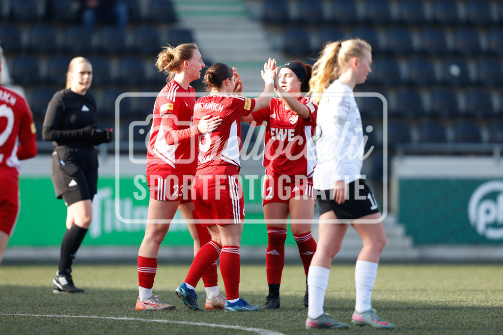 Fußball I Frauen I Saison 2025-2026 I Testspiel I FSV Gütersloh - SpVg Aurich-19 | Dorothea Elisabeth Greulich (23, SpVg Aurich) Sina Brühl (6, SpVg Aurich) Natalie Oliver (2, SpVg Aurich) - Realisiert mit Pictrs.com