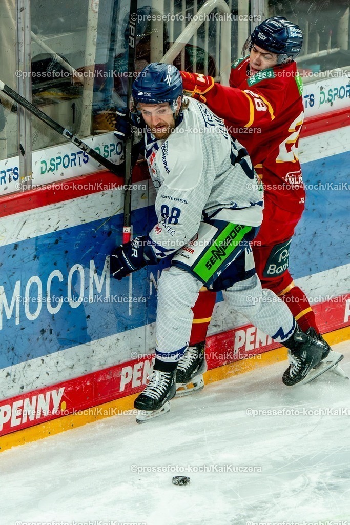 KKU10012501026 | 10.01.2025, xkkux, Eishockey, Penny DEL, Düsseldorfer EG - Straubing Tigers, PSD-BANK Dome: JC Lipon (Straubing Tigers #88) im Zweikampf gegen Alexander Ehl (DEG #28)