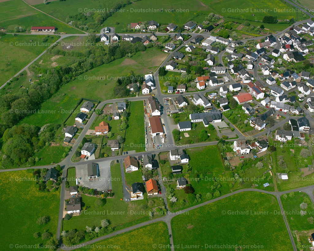 2610018 | ARBORN 09.06.2006 Landwirtschaftliche Nutzflächen und Feldgrenzen  umsäumen das Siedlungsgebiet des Dorfes in Arborn im Bundesland Hessen, Deutschland // Agricultural land and field boundaries surround the settlement area of the village  in Arborn in the state Hesse, Germany Foto: Gerhard Launer
