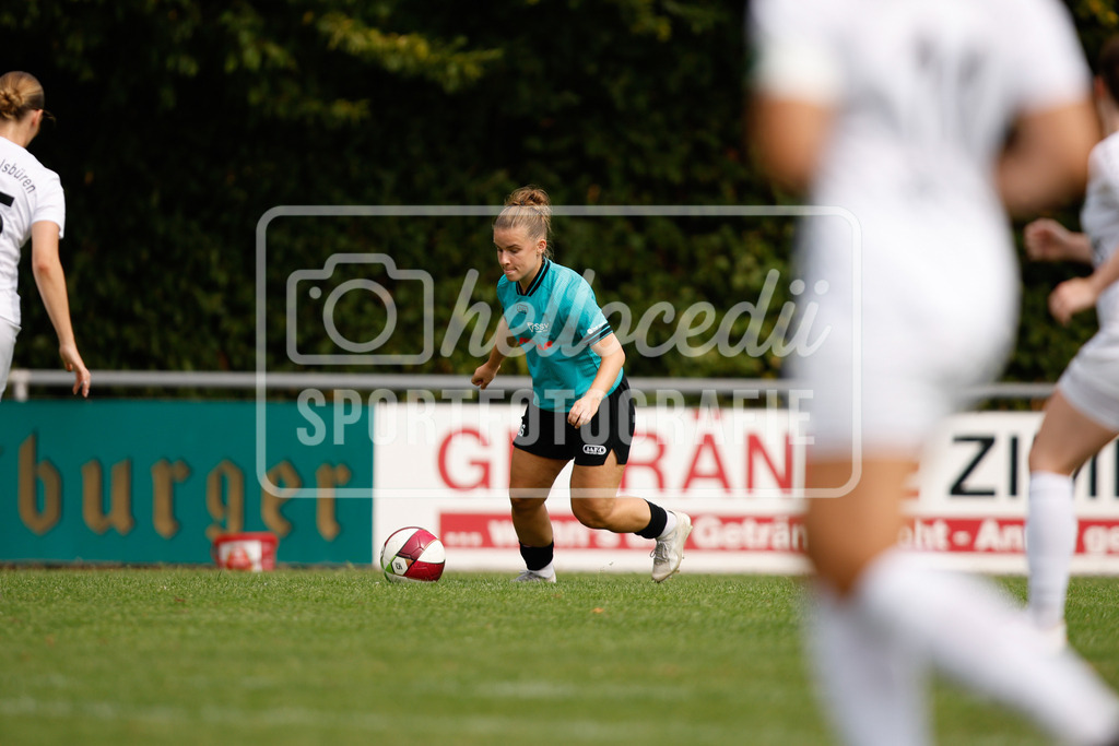 Fußball I Frauen I Westfalenpokal 26-27 I DJK GW Amelsbüren - SSV Rhade  I 18734 | Frauke Kaplon (26, SSV Rhade) flankt den Ball zu ihren Mitspielerinnen. - Realisiert mit Pictrs.com