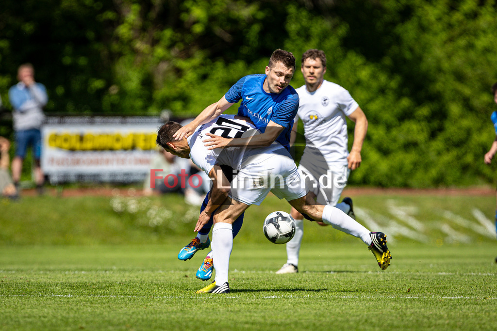 Allg. SV Habach gegen VfL Denklingen | Fußball Herren Bezirksliga Oberbayern Süd 2025/26, Allg. SV Habach gegen VfL Denklingen, 20250510,Michael STAHL (VfL Denklingen 20) hebelt Maximilian PANHOLZER (Allg. SV Habach 6) aus,2025-05-10 in Habach (Steinberg Arena), Michael STAHL (VfL Denklingen 20), Maximilian PANHOLZER (Allg. SV Habach 6)Copyright: WolfgangxLindner www.foto-lindner.de