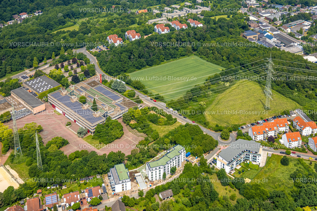 Hattingen250516852 | Luftbild, Gymnasium Holthausen Lindstockstraße mit Solarpaneelen, Freifläche und Grünfläche neben dem Schulzentrum, geplanter Bau einer Förderschule plus neuem Hallenbad, Neubau Wohnanlage, Hattingen, Ruhrgebiet, Nordrhein-Westfalen, Deutschland