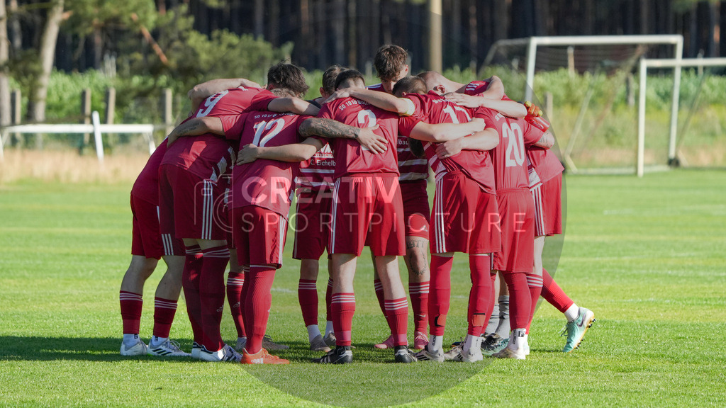 Fußball, Herren, Freundschaftsspiel, Testspiel, SG 1910 Woltersdorf vs. FSV 63 Luckenwalde, Freitag 20.06.2025, Sportplatz Woltersdorf, | Fußball, Herren, Freundschaftsspiel, Testspiel, SG 1910 Woltersdorf vs. FSV 63 Luckenwalde, Freitag 20.06.2025, Sportplatz Woltersdorf, Im Bild: Der Mannschaftskreis der SG 1910 Woltersdorf - Realisiert mit Pictrs.com