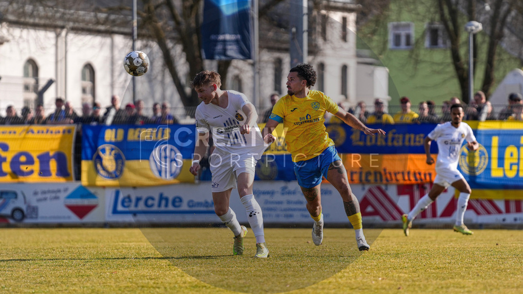 Fußball, Herren, Saison 2025/2026, Regionalliga Nordost, 24. Spieltag, FSV 63 Luckenwalde vs. 1.FC Lokomotive Leipzig, Samstag 28.02.2026, Werner-Seelenbinder-Stadion Luckenwalde, | Fußball, Herren, Saison 2025/2026, Regionalliga Nordost, 24. Spieltag, FSV 63 Luckenwalde vs. 1.FC Lokomotive Leipzig, Samstag 28.02.2026, Werner-Seelenbinder-Stadion Luckenwalde, Im Bild: Stefan Maderer (l. Leipzig) und Andreas Pollasch (r. Luckenwalde) - Realisiert mit Pictrs.com