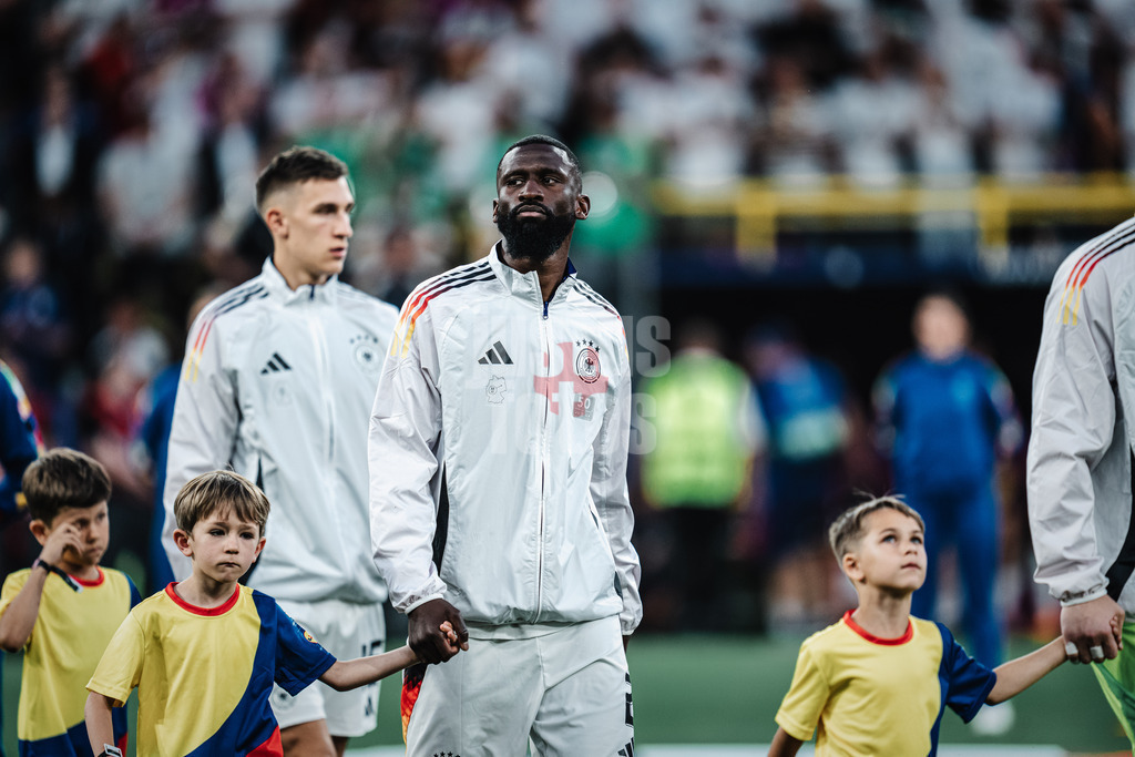 Fußball | Herren | UEFA-Fußball-Europameisterschaft 2024 | Achtelfinale | Deutschland vs. Dänemark | 29.06.2024 | Antonio Rüdiger (#2, Deutschland) beim EInlauf in das Stadion