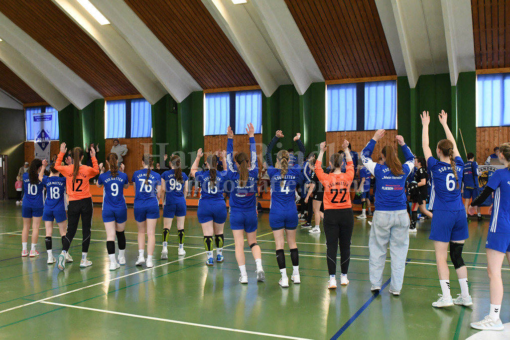 SSG Metten Damen :  HSG Schwab/kirchen | Die SSG Metten Damen feiern mit den Fans die sofortige Rückkehr in die BOL Altbayern - Realisiert mit Pictrs.com
