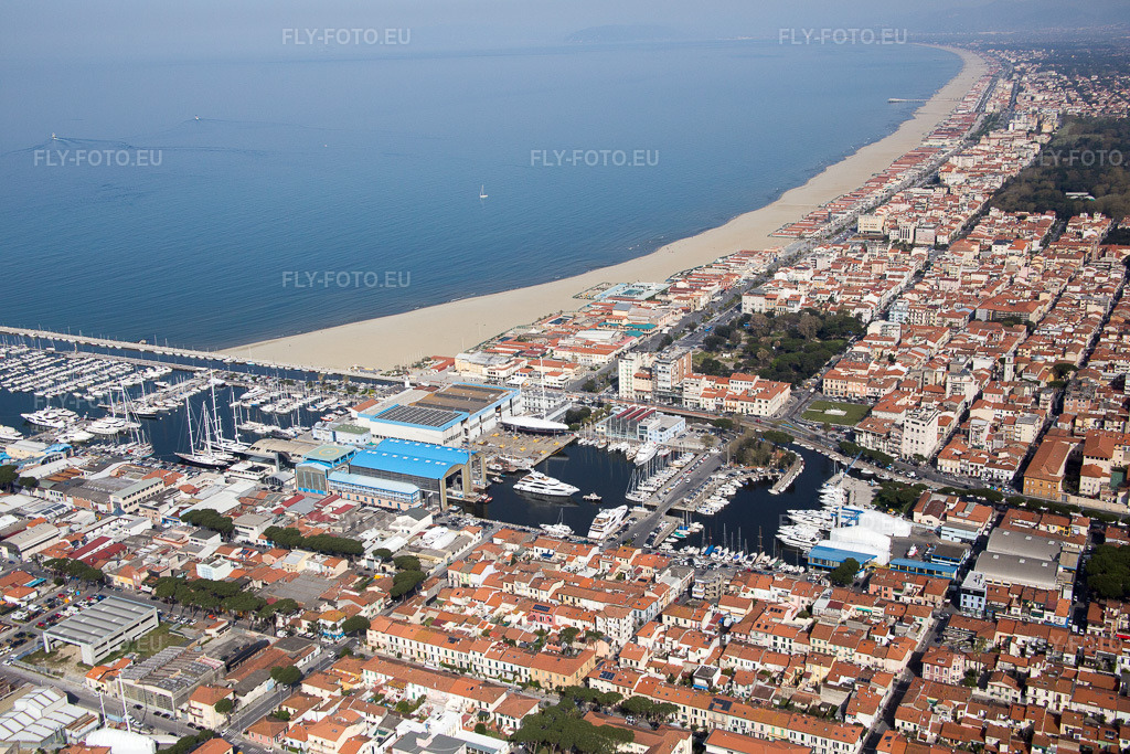 Vue aérienne: Vue de la ville à Viareggio dans le département Lucca, Italie. Photo: IMG_087061.jpg prise le 04/04/2016 par Werner Riehm/FLY-FOTO.eu – Résolution de l'original: 5472 x 3648 px