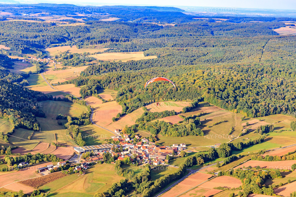 Luftbild: Ortsansicht aus Nordosten im Ortsteil Untersteinach in Burgwindheim im Bundesland Bayern in Deutschland. – Foto: IMG_111171.jpg vom 09.09.2018 durch Werner Riehm/FLY-FOTO.de – Auflösung des Originals: 5472 x 3648 px