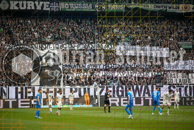 04.04.2026, GER, Fussball, Herren, 1. BL, Saison 2025/2026, Borussia Mönchengladbach - 1. FC Heidenheim | die Fans von Borussia Mönchengladbach bin Bannern zum Thema "Polizeigewalt"