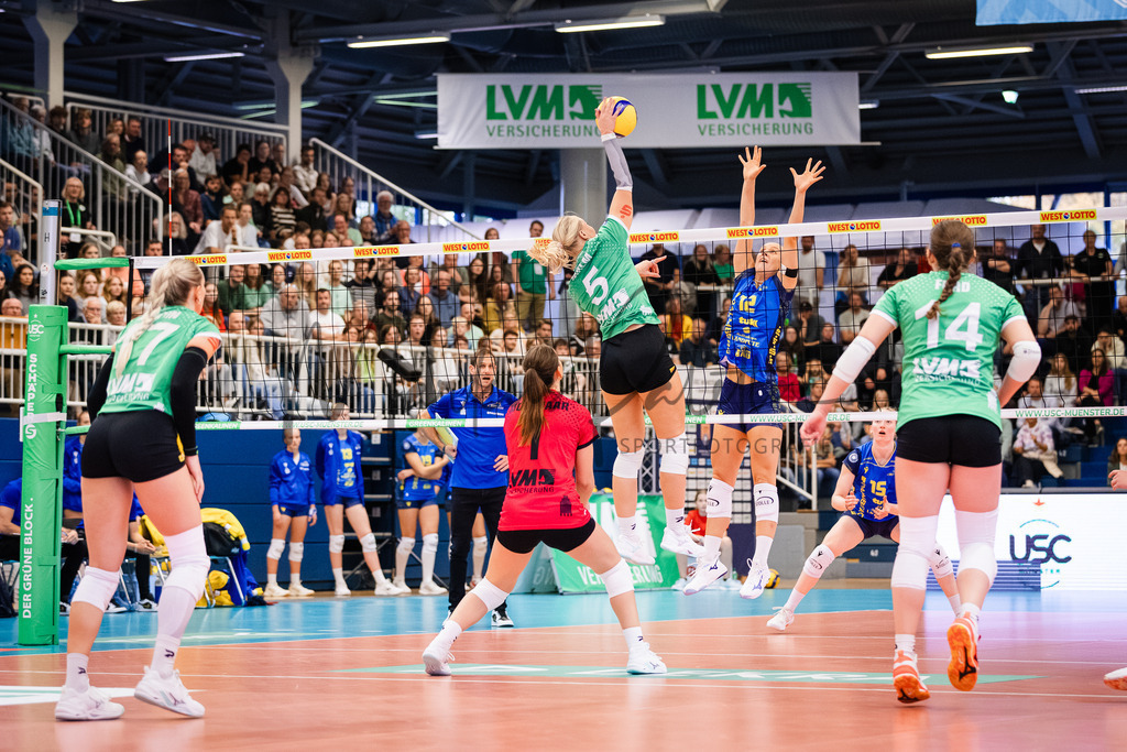 Volleyball, 1. Bundesliga Frauen, Hauptrunde, 1. Spieltag, Saison 2025/2026: USC Münster - SSC Palmberg Schwerin | 1. Bundesliga Frauen, Hauptrunde, 1. Spieltag, Saison 2025/2026, USC Münster empfängt SSC Palmberg Schwerin in der Sporthalle Berg Fidel in Münster. Foto: sportfotografie.ms | Markus Paletta - Realisiert mit Pictrs.com