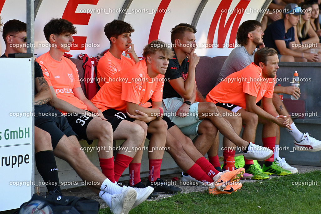 ATUS Ferlach vs. ASKÖ Köttmannsdorf 2.9.2023 | Spielerbank ATUS Ferlach, #33 Noah Baidarow, #17 Christopher Erwin Binder, #20 Sascha Kavelar, Assistentcoach ATUS Ferlach Petar Maric