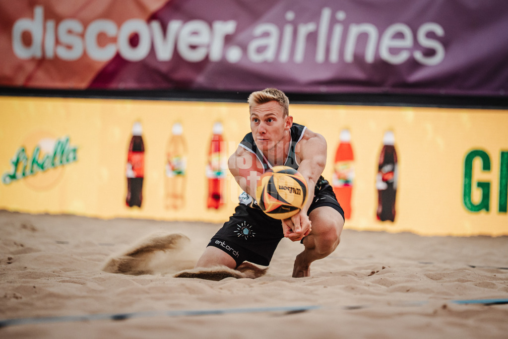 Beachvolleyball | Männer | Allianz German Beach Tour 2025 | Tourstop Berlin | 22.08.2025 | Jonas Reinhardt spielt den Ball