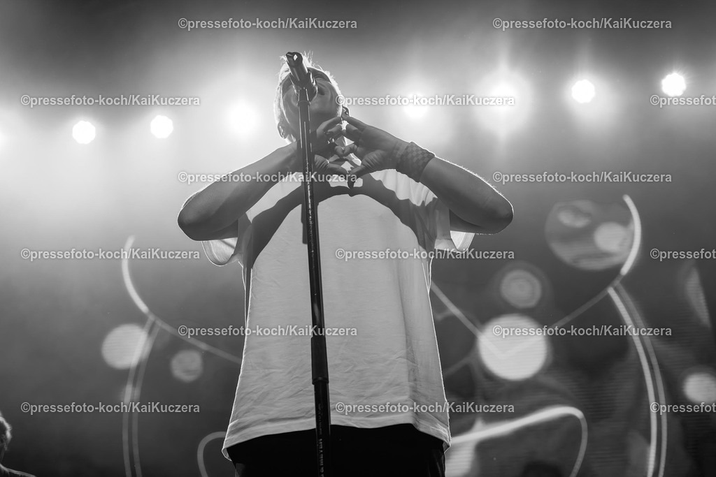 KKU25012501213 | 25.01.2025, xkkux, Düsseldorf, Karnevalsveranstaltung - Die Lachende in der Mitsubishi Electric HALLE. Die Band Kasalla performt bei ihrem Auftritt. Im Bild: Sänger Bastian Campmann (Frontman)