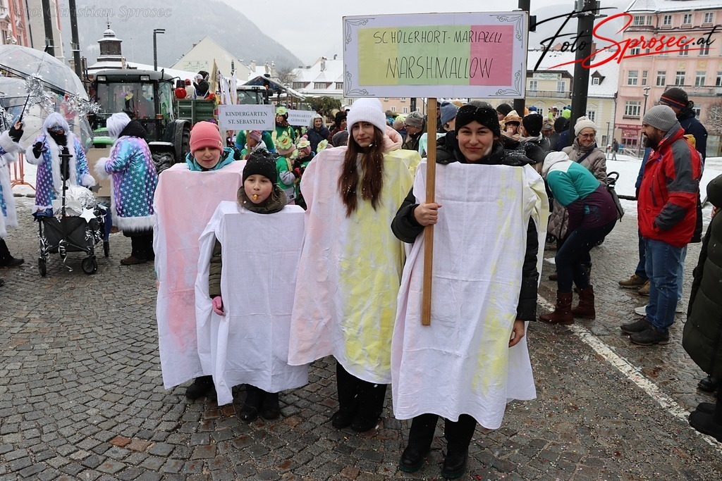fasching2026-mariazell (45) | Mit meiner Kamera halte ich besondere Augenblicke, faszinierende Landschaften und interessante Details fest. Dabei entstehen ganz unterschiedliche Aufnahmen – von stimmungsvollen Landschaftsfotografien und beeindruckenden Drohnenaufnahmen über Pressefotos - Realisiert mit Pictrs.com