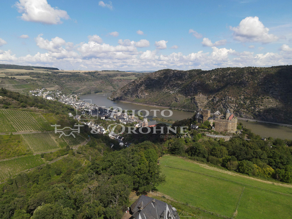 Oberwesel-77 | Ein weiter Blick über das Rheintal bei Oberwesel und auf die Schönburg. - Realisiert mit Pictrs.com