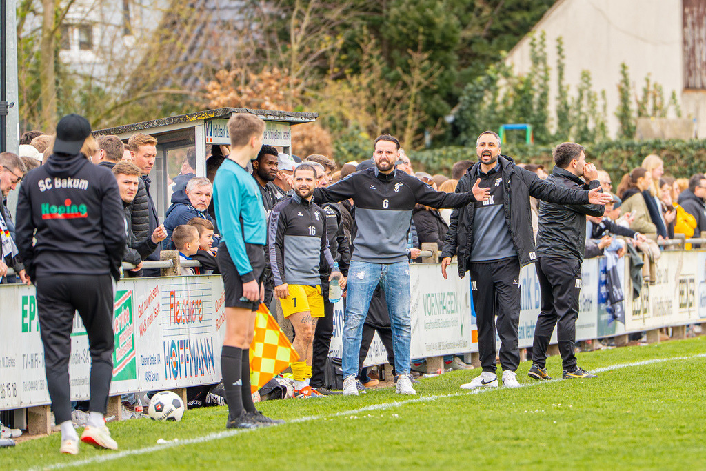 Fußball I Herren I Saison 2025-2026 I Kreisliga VEC I 22. Spieltag I SC SW Bakum - SV Falke Steinfeld I 24391 | jns.sportfotos - Realisiert mit Pictrs.com