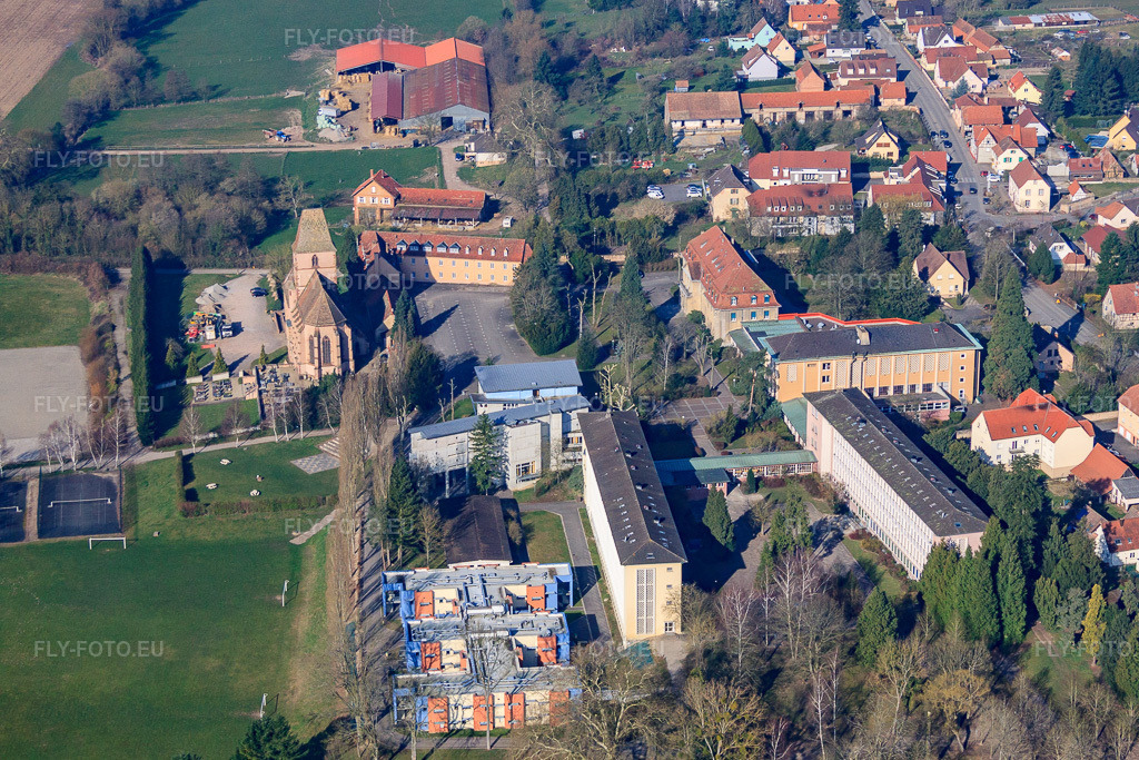 Vue aérienne: Musée Mémorial Walbourg 1870 - 1945 et Église Sainte-Walburge à Walbourg dans le département Bas Rhin, France – .Photo: IMG_62782.jpg prise le 09/03/2014 par Werner Riehm/FLY-FOTO.eu – Résolution de l'original: 4535 x 3023 px – 2MCLADN - Mus\xc3\xa9e M\xc3\xa9morial Walbourg 1870-1945