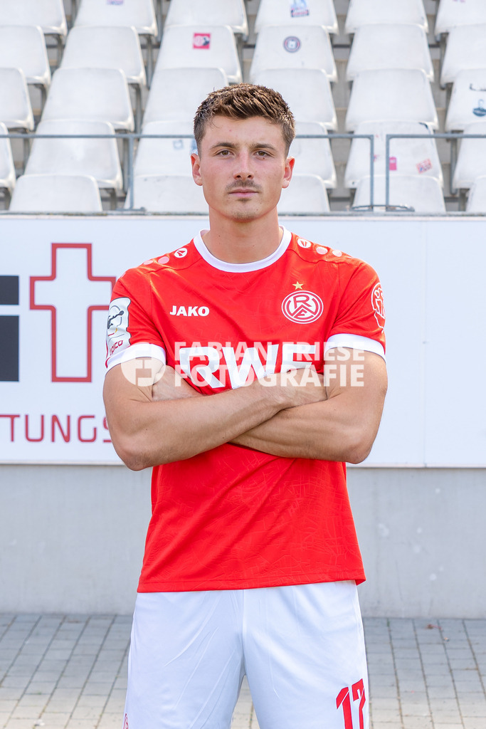 Rot-Weiss Essen; 3. Liga, Portraettermin 2026/2027, Foto: Eibner-Pressefoto/Fabian Friese | Semir Telalovic (Rot-Weiss Essen, #17),Rot-Weiss Essen; 3. Liga, Portraettermin 2026/2027, Foto: Eibner-Pressefoto/Fabian Friese - Realisiert mit Pictrs.com