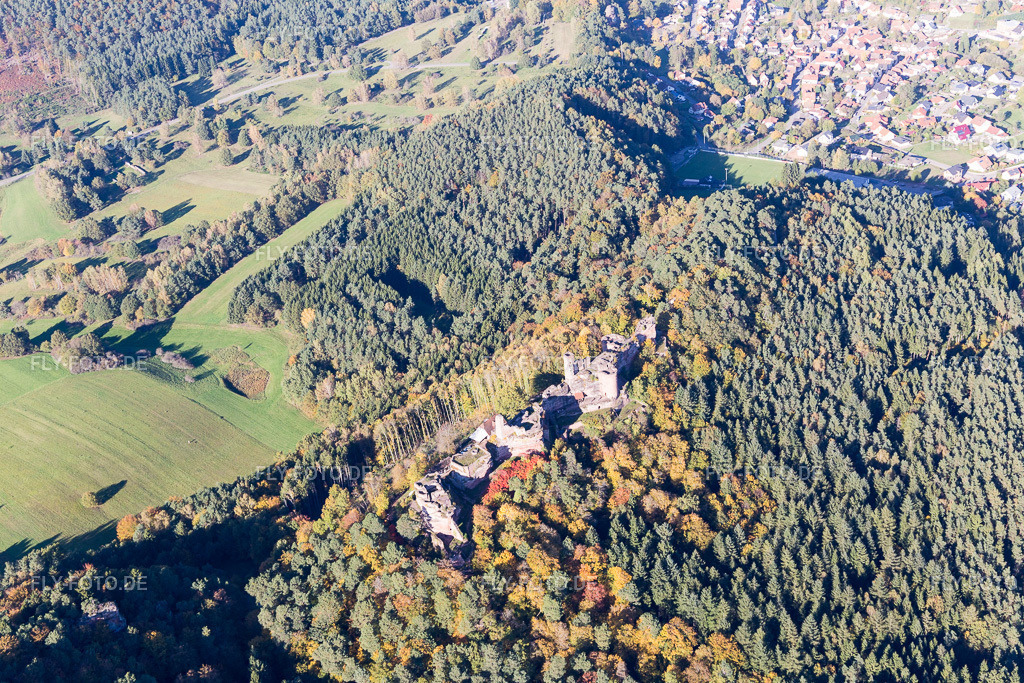 Dahn, Burgen Altdahn und Neudahn | Luftbild: Dahn, Burgen Altdahn und Neudahn in Dahn im Bundesland Rheinland-Pfalz in Deutschland. Foto: IMG_103952.jpg vom 14.10.2017 durch Werner Riehm/FLY-FOTO.de - Realisiert mit Pictrs.com